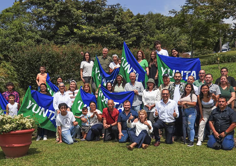 Grupo de simpatizantes de Yunta sosteniendo banderas