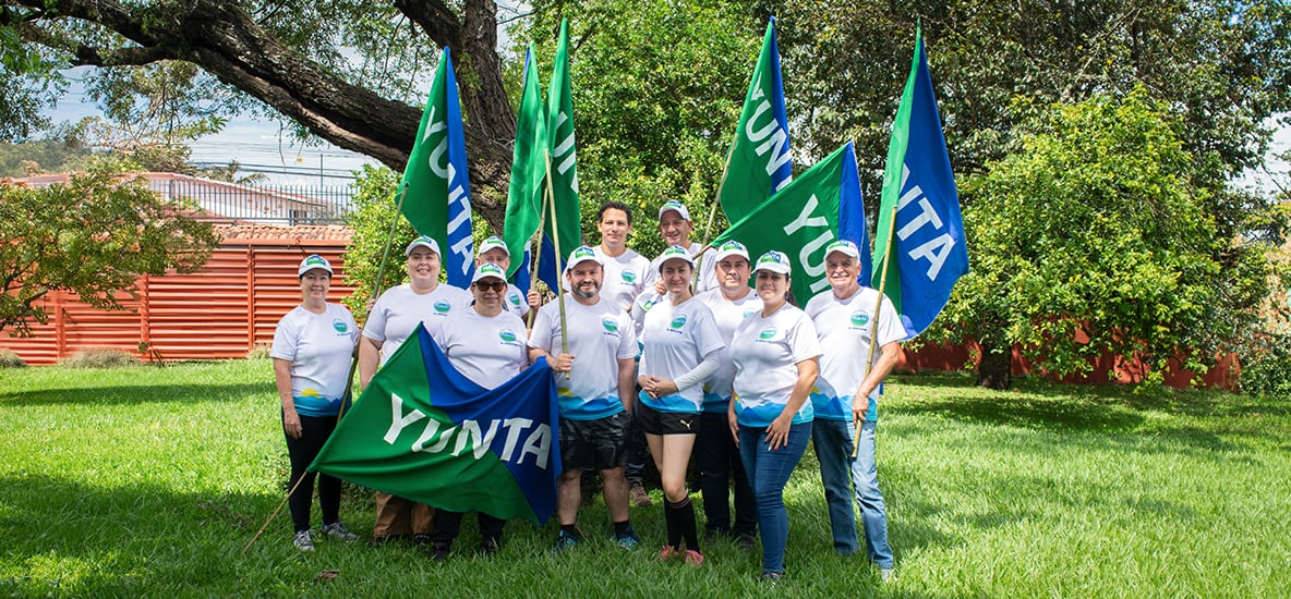 Grupo de partidarios de Yunta sosteniendo banderas del partido